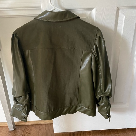 Alice + Olivia Jeans Olive Renee
Vegan Leather & Denim Jacket Size Medium - Picture 7 of 9